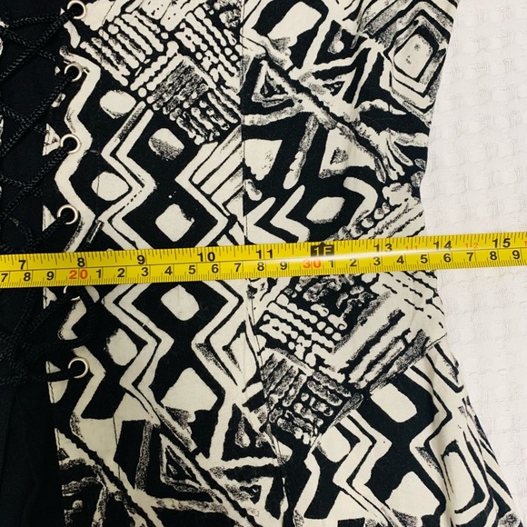 Black and white print dress with short sleeves oval neck line Fit and flare - Picture 4 of 14